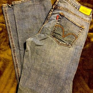 Levi’s slender boot cut 526 jeans. Size 8. Double button. Like new condition.